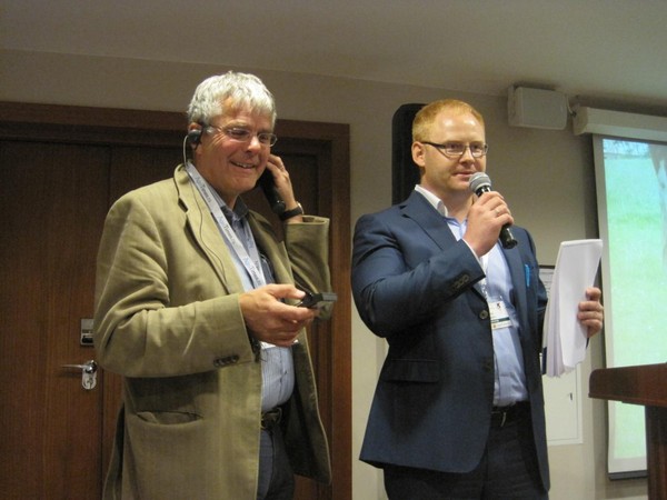 Йорген  катхольм отвечает на вопросы участников конференции (на фото слева)